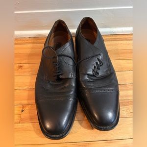 Very well worn, but in great condition men’s shoes.